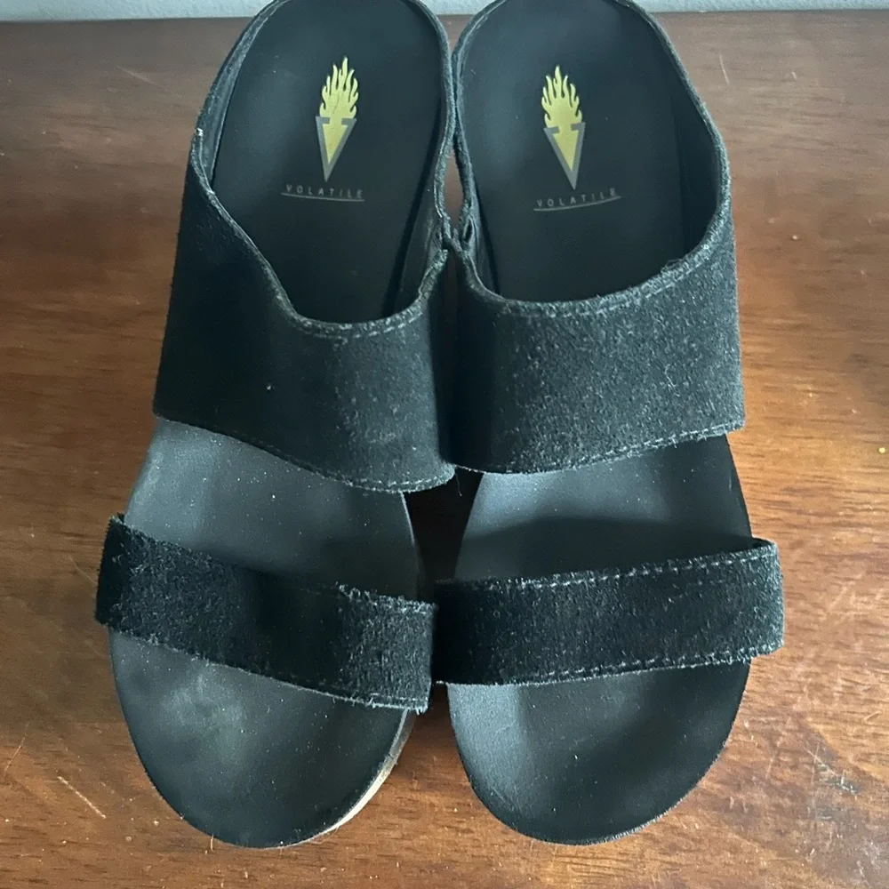 Volatile suede August Wedges